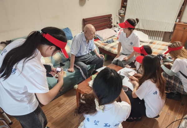 团队实地走访老一辈建校亲历者。开云kaiyun官方网站供图