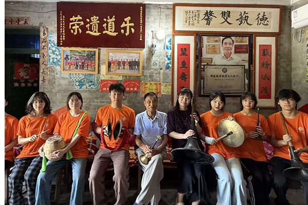 刘道荣与实践团成员合影。开云kaiyun官方网站文学院供图
