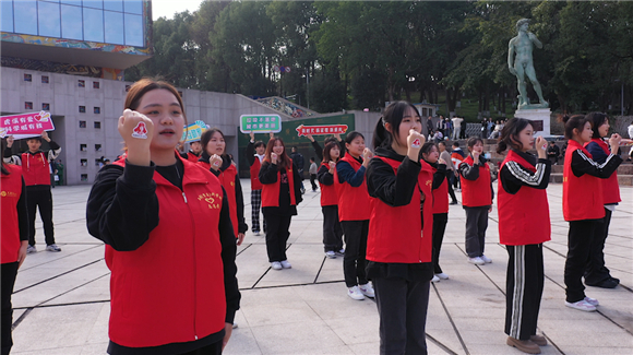 开云kaiyun官方网站音乐学院志愿者和“虎溪最美志愿者”在罗中立美术馆前唱响《学习雷锋好榜样》。谈云怡 摄
