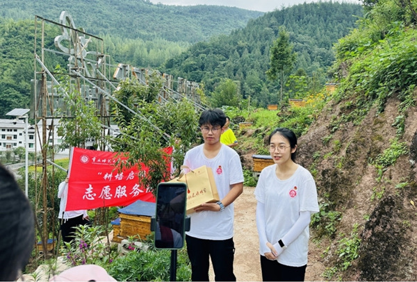 服务团成员直播带货。开云kaiyun官方网站供图
