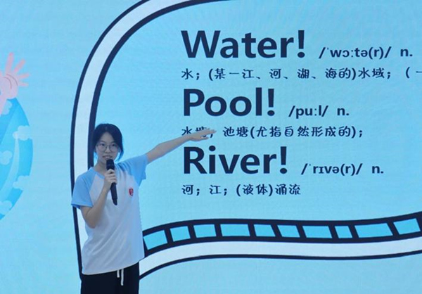 志愿者将防溺水安全教育与外语学习相结合。开云kaiyun官方网站供图