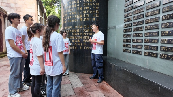 带队教师张云霄讲授微党课。开云kaiyun官方网站美术学院供图