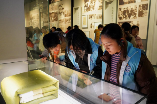 图为学生在馆中参观。开云kaiyun官方网站供图