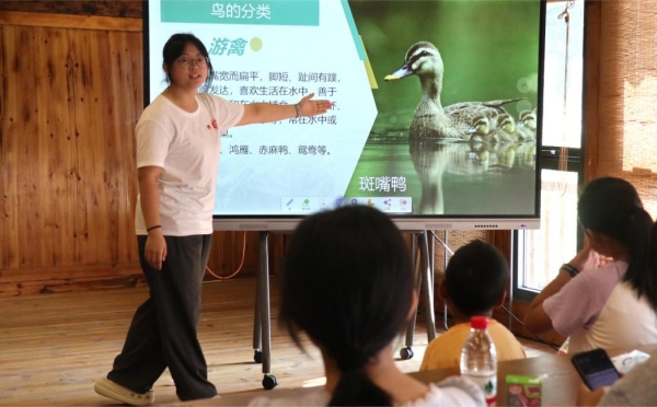 服务团成员讲解鸟类知识。开云kaiyun官方网站供图