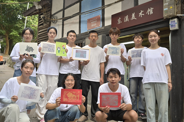 队员们展示版画作品。开云kaiyun官方网站供图