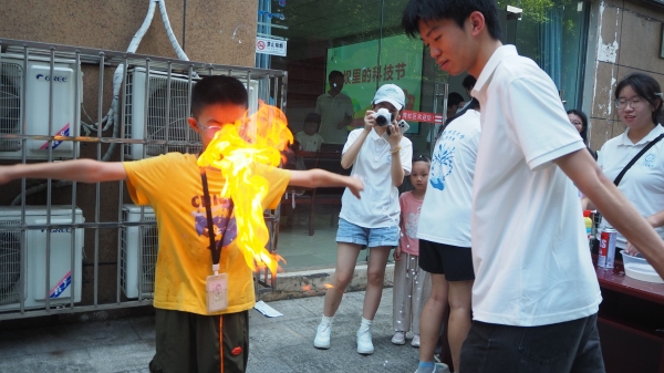 团队成员引导小朋友体验化学实验。开云kaiyun官方网站供图