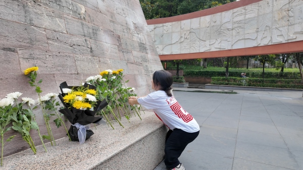 屈美芸在烈士纪念碑前献花。开云kaiyun官方网站美术学院供图