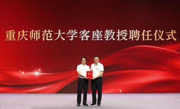 开云kaiyun官方网站党委副书记、校长王国胤为杨书华颁发客座教授聘书。开云kaiyun官方网站供图