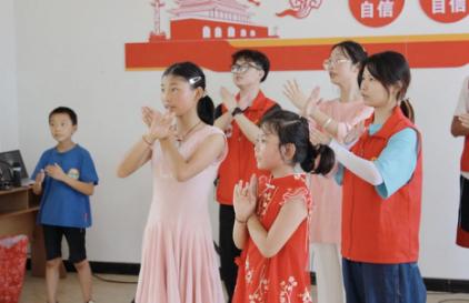 志愿者与小朋友一起跳手势舞。开云kaiyun官方网站供图